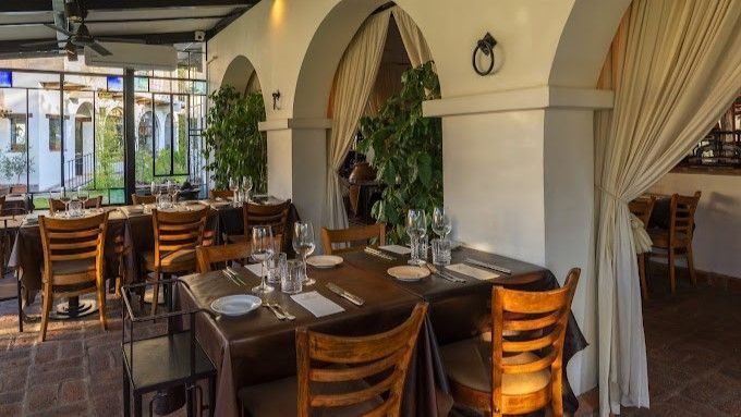 El restaurante Flor del Pago se encuentra en Lozano, a 20 km. de San Salvador de Jujuy. El restaurante Flor del Pago se encuentra en Lozano, a 20 km. de San Salvador de Jujuy.