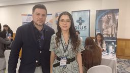 Crystian Vinueza, gerente para Latam de Plus Travel Assist; y Nathalie Zamora, gerente comercial, en el Ladevi Workshop en Quito. 