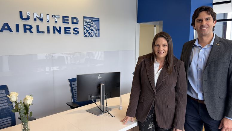 Bettina Carvajal, gerente United Airlines Ecuador, y Ary Dicran Murekian, senior manager para las Oficinas de Boletos de United en Latinoamérica.&nbsp;