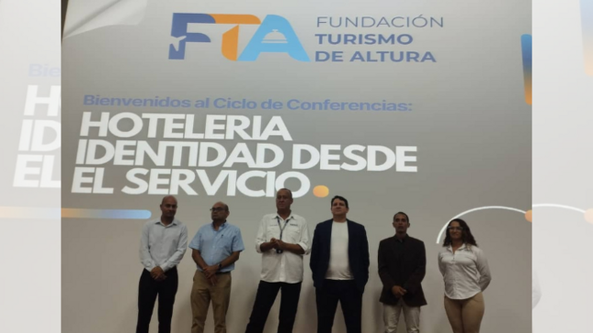 Embajada del Perú en Venezuela destaca el impacto social delturismo nacional en conferencia sobre hotelería en Nueva Esparta.