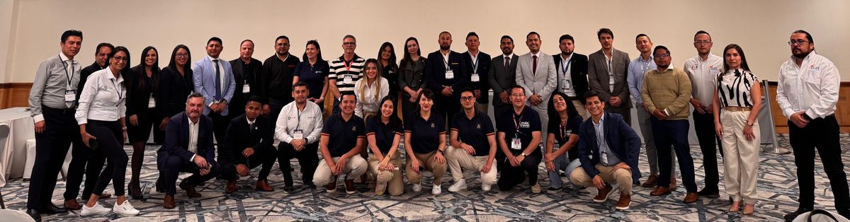 Grupo de expositores que participaron de Ladevi Workshop en Quito entregando las últimas novedades en productos, servicios y tendencias de comercialización a los agentes de viajes.