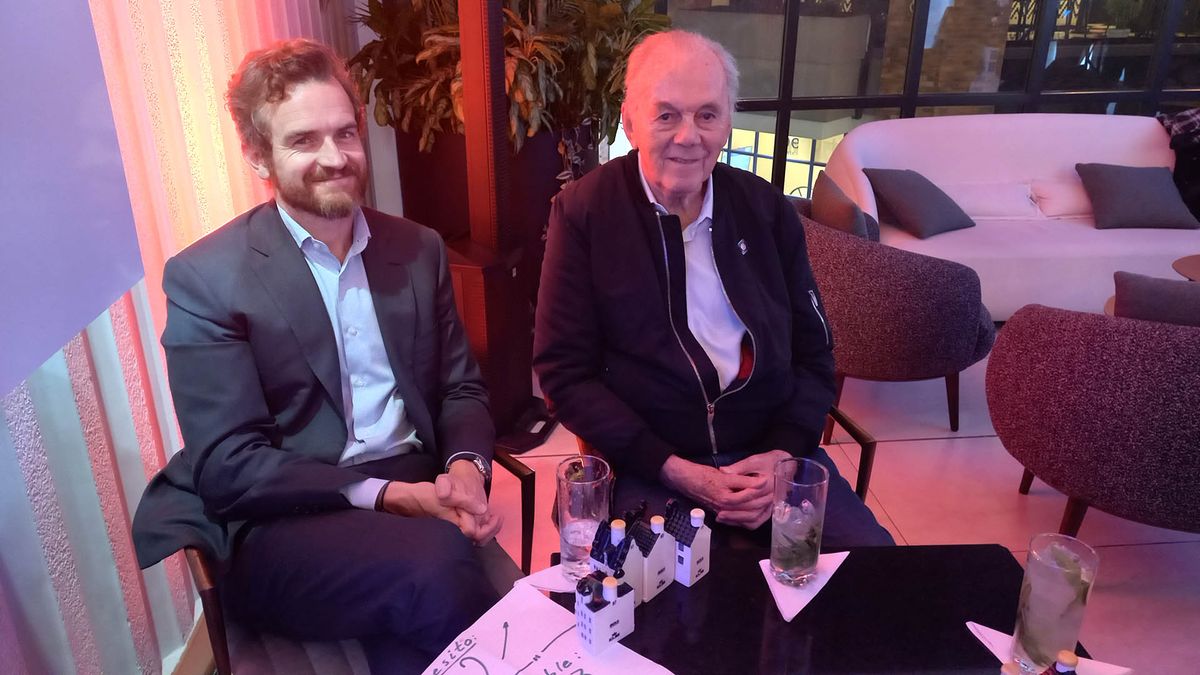 Usuarios de Business Class de KLM, durante el evento de intercambio de casitas Delft. Usuarios de Business Class de KLM, durante el evento de intercambio de casitas Delft.