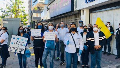 Trabajadores de TAME durante plantón en Quito