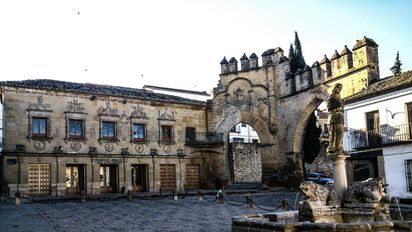 Plaza de los leones en Baeza, donde Andalucía intensifica su oferta para atraer a turistas nórdicos
