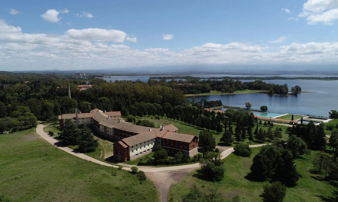 Verano: los hoteles de las Unidades Turísticas de Chapadmalal y Embalse están a cargo del Ministerio de Turismo y Deportes de Argentina. 