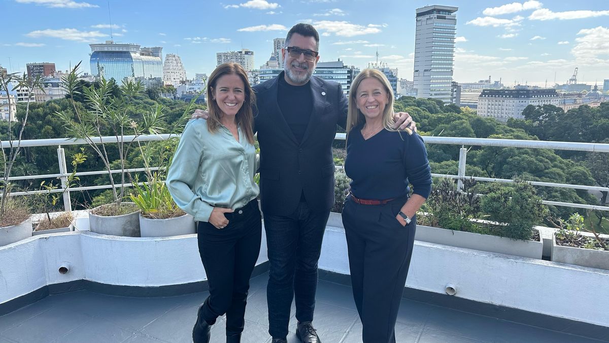 Delfina Gorostiaga, de Roca Transport System; junto a Marco Martínez, director regional de Crystal Cruises; y Claudia Lamesa, gerente de Ventas de Roca Transport System.