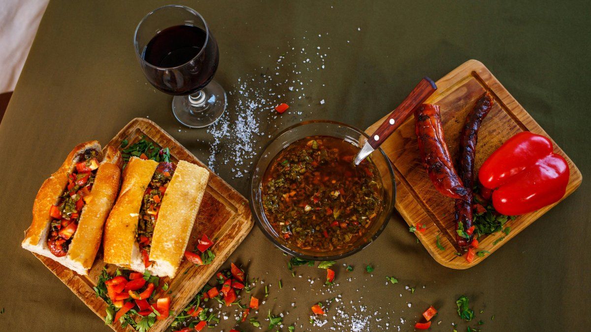 Gastronomía al paso en Buenos Aires: el chorizo y varios cortes de carne de res y cerdo se cocinan a la parrilla y se venden en la calle. 