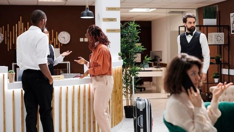 La historia de Holiday Inn comienza en 1952 cuando Kemmons Wilson decide crear una cadena hotelera que ofreciera una experiencia confiable y de calidad.