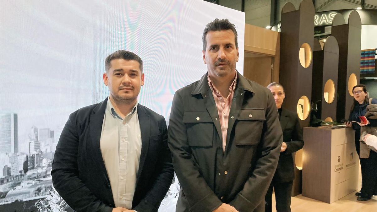 Camilo Salazar (izq), director comercial de la mayorista y plataforma de reservas UltraGo para Colombia, Panamá y Ecuador. Fitur 2026. 