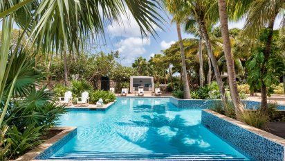 Una de las lujosas piscinas del Zoëtry Curaçao Resort & Spa.