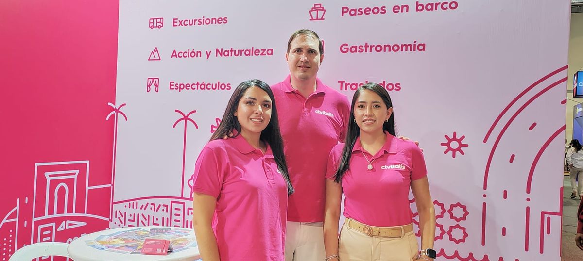 Juan Rossello, director de Civitatis, junto al equipo de ventas de Ciudad de México y Guadalajara en el Tianguis Turístico 2024.