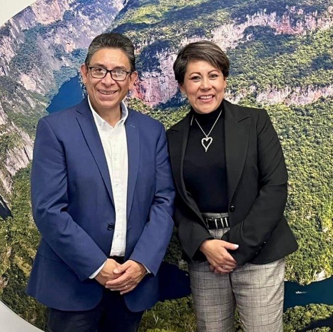 Ramón Enrique Martínez Gazca, director general de Profesionalización y Competitividad Turística de Sectur; y Olga Contreras, gerente comercial de Amadeus para México.