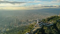 Increíble vista del Cerro de Monserrate en Bogotá, lugar especial para visitar en Semana Santa.