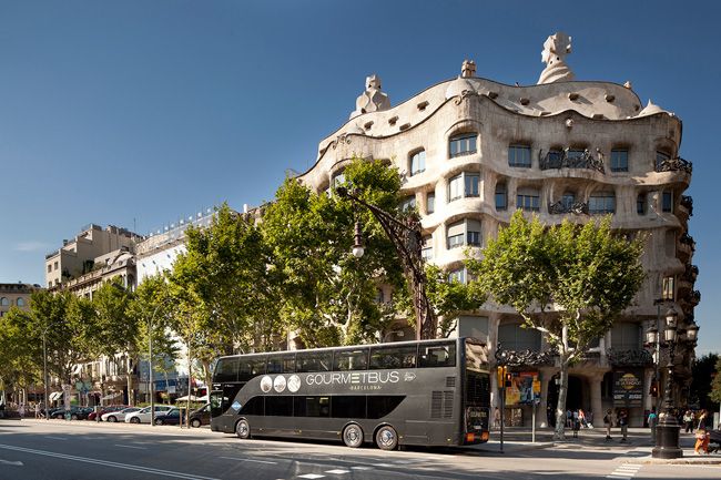 El bus en una de las paradas clásicas de cualquier visita a Barcelona: La Pedrera.
