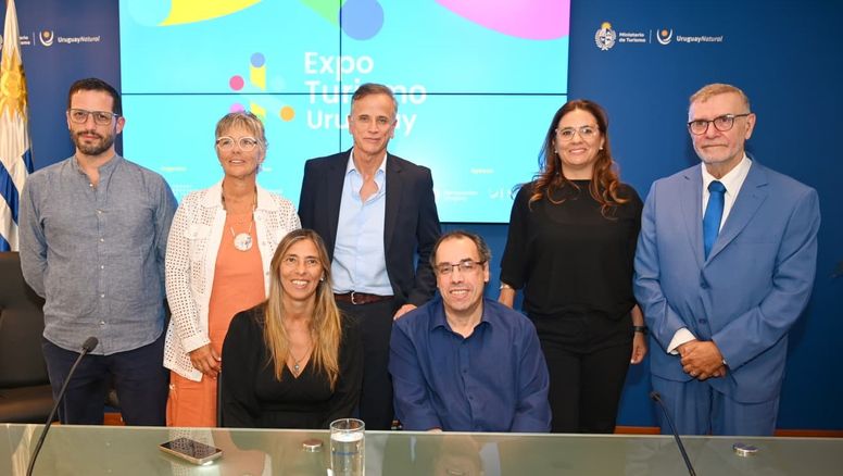 Los funcionarios durante el lanzamiento de Expo Turismo Uruguay 2026.
