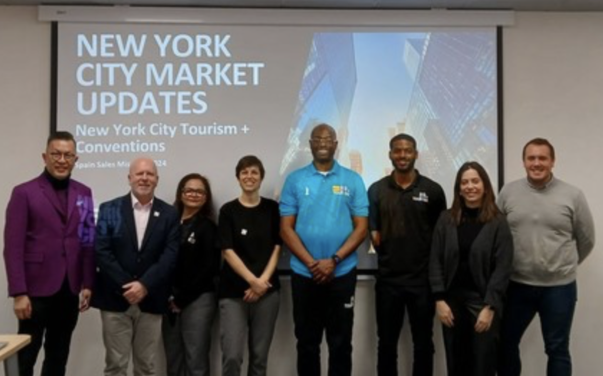 De izquierda a derecha: Louis Yan, director de Ventas de NH Collection New York Madison Avenue, Robert Beckham, vicepresidente sénior de Desarrollo de Mercados Turísticos de NYC Tourism + Conventions, Karen Maier, directora de Cuentas del Empire State Building Observatory, Ana Barrado, gerente de Cuentas Comerciales de NYC Tourism + Conventions de NYC Tourism + Conventions, Kareem Holmes y Kareem Holmes Jr. Big City Tour, Mariana Marcone, directora de Ventas del Rockefeller Center, y Christopher Rosenow, director Senior de Ventas de Hudson Yards.