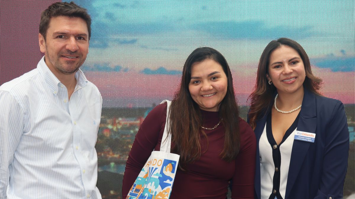 Johana Pardo, training manager de Visit Orlando, y Santiago Peláez, gerente general de Unión de Representaciones, junto a la agencia ganadora del sorteo.
