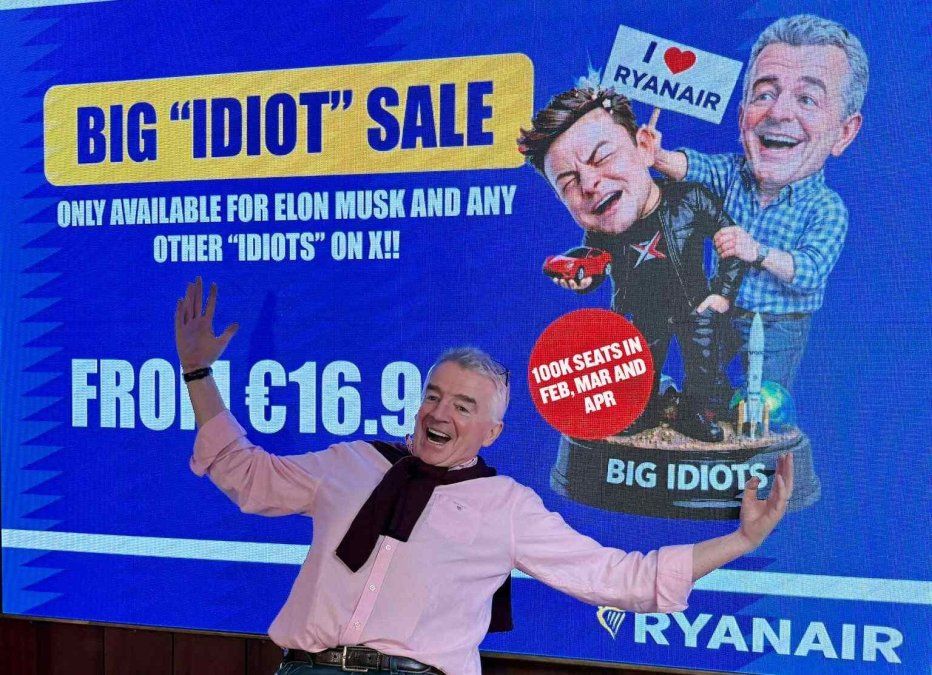 Michael OLeary, CEO del Holding Ryanair, delante de la nueva promo. En el afiche, aparece su propia caricatura golpeando a Elons Musk con un cartel.