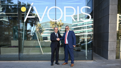 Vicente Fenollar, presidente de Avoris, en la foto que formaliza la compra de la empresa de cruceros MS Golden.