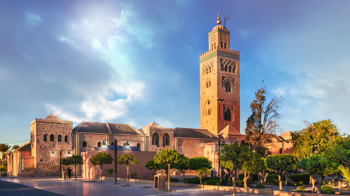 Marrakech es la capital turística de Marruecos, conocida internacionalmente como la "Ciudad Roja" por el característico color terracota de sus edificaciones. Marrakech es la capital turística de Marruecos, conocida internacionalmente como la "Ciudad Roja" por el característico color terracota de sus edificaciones.