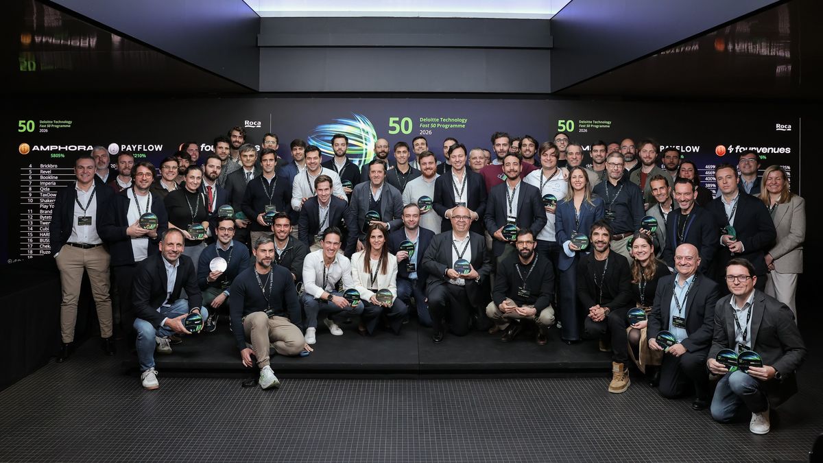 Celebración grupal del reconocimiento y la premiación. Celebración grupal del reconocimiento y la premiación.