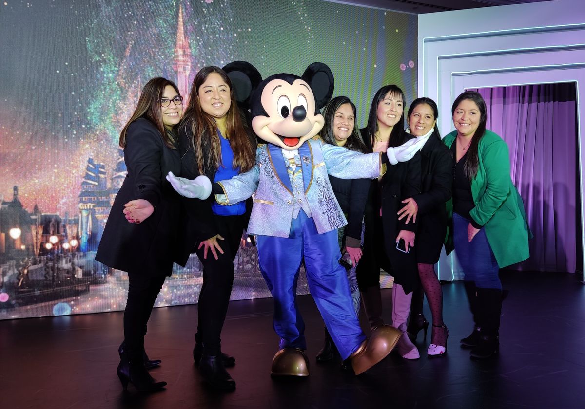 Agentes de viajes con Mickey Mouse. - Ladevi Medios y Soluciones Agentes de viajes con Mickey Mouse.