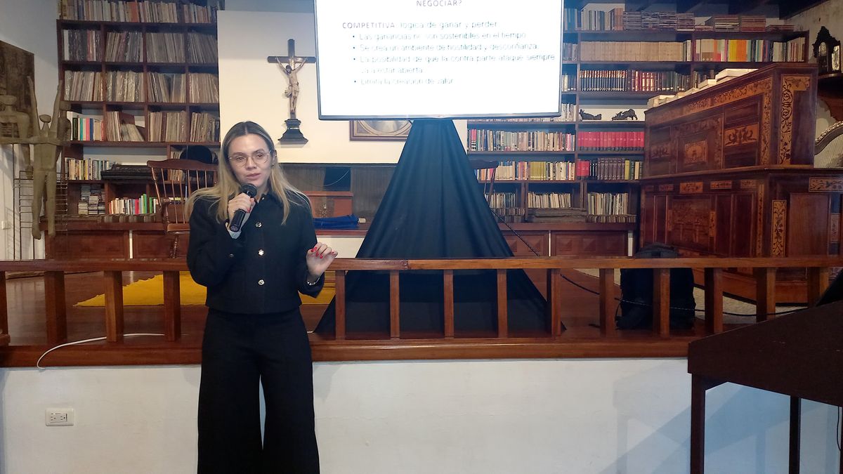 La experta Carolina L&oacute;pez brind&oacute; una charla sobre herramientas para la negociaci&oacute;n.