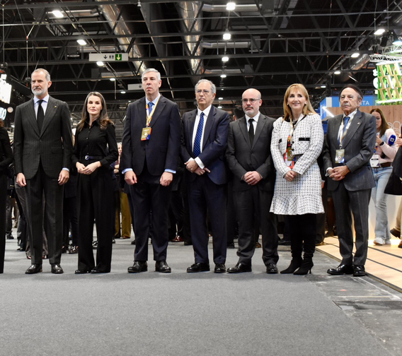 Los Reyes de España llevaron a cabo su tradicional recorrida por Fitur durante la segunda jornada.