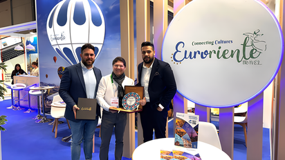 Alexander S. Idárraga, gerente general de Viaje Hoy, recibió el premio de la mano de Euroriente.