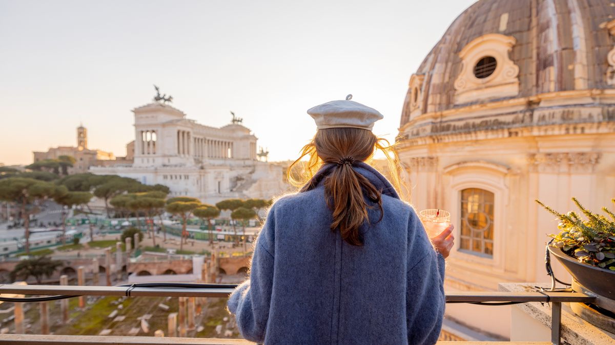 Una turista admirando la belleza de Roma.