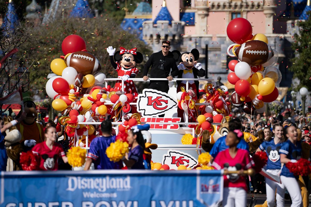 Patrick Mahomes encabezó el tradicional desfile de Disneyland Resort.