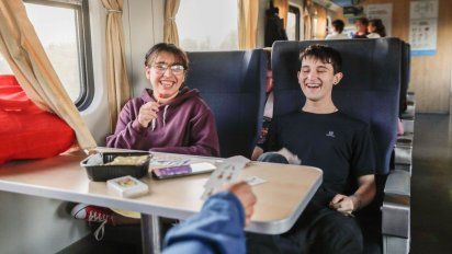 Te contamos si es más conveniente ir en micro o en tren a la Costa Atlántica este verano.