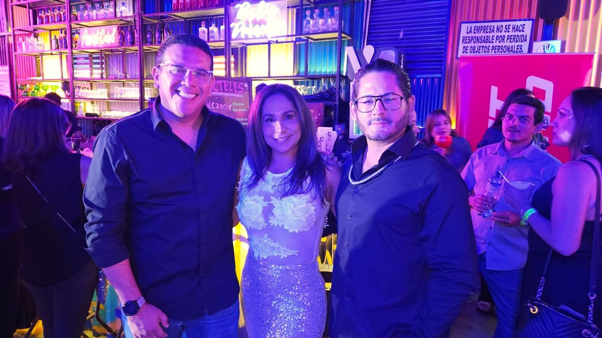 Percy Morales, jefe de ventas de Sky Airline; Jessica Lara, BDM de Inclusive Collection en Perú; y Alonso Flores, representante de Oasis en Perú.