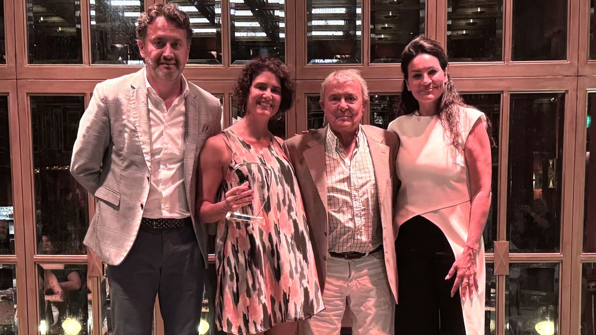 Alex Ruiz, representante del equipo comercial de Hyatt Inclusive Collection para Sudamérica, Jennifer y Tomás Barnfather (Marado Reps), y Verónica Cassano, directora comercial de Mercados Internacionales de la cadena.