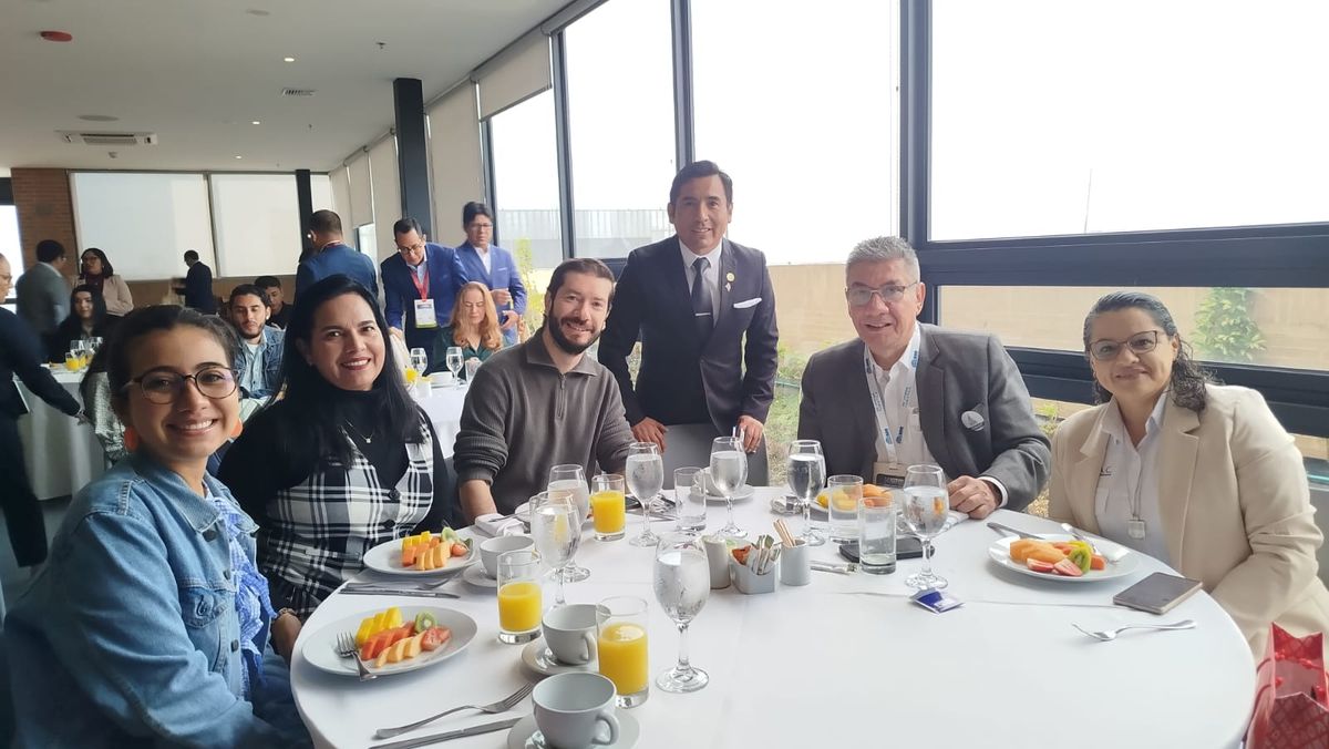 Expositores peruanos y agentes de viajes colombianos en la capacitación de Asotur Perú y PromPerú.