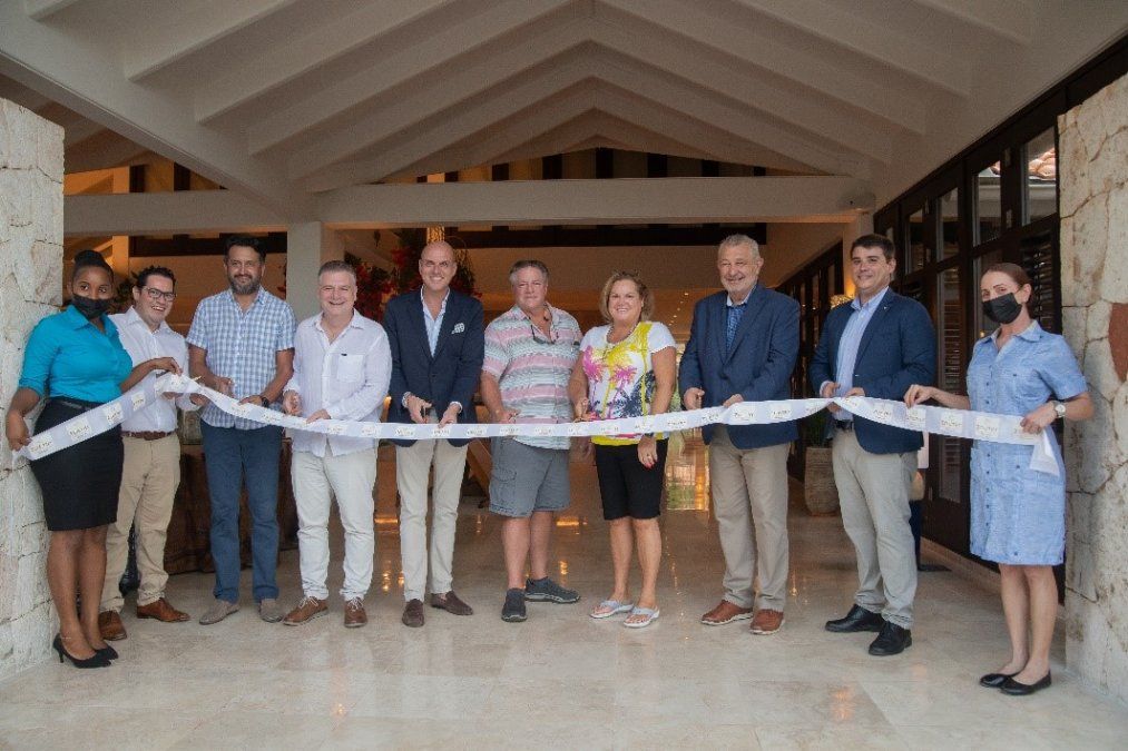 Directivos de AMR Collection durante la inauguración de su nuevo resort en Curazao.