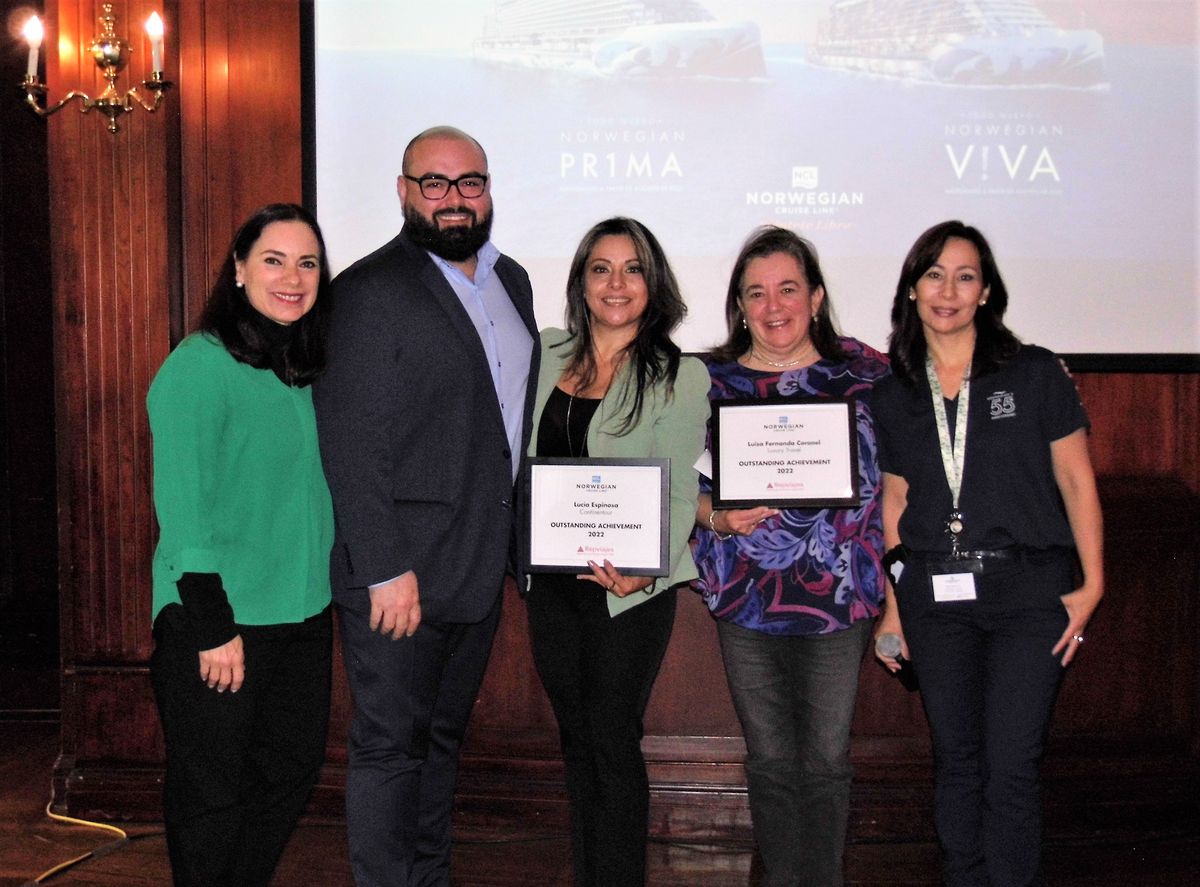 Repviajes y Norwegian Cruise Line entregaron un reconocimiento a Lucía Espinosa de la agencia Continentour y Luisa Fernanda Coronel de Luxury Travel por su apoyo a la naviera.