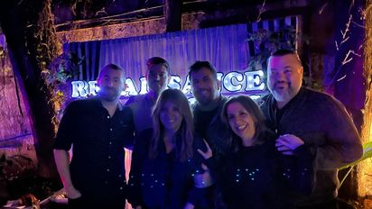 Los ejecutivos e invitados de Renaissance Hellas reunidos en la celebración.