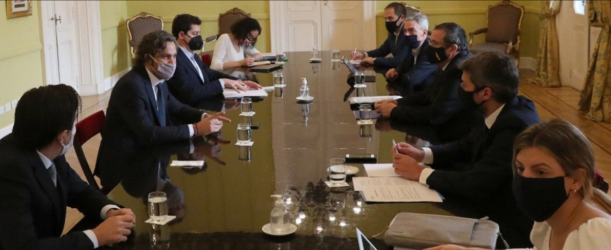 El Gabinete Econ&oacute;mico en pleno trabajo: all&iacute; se convers&oacute; la vuelta de los vuelos.