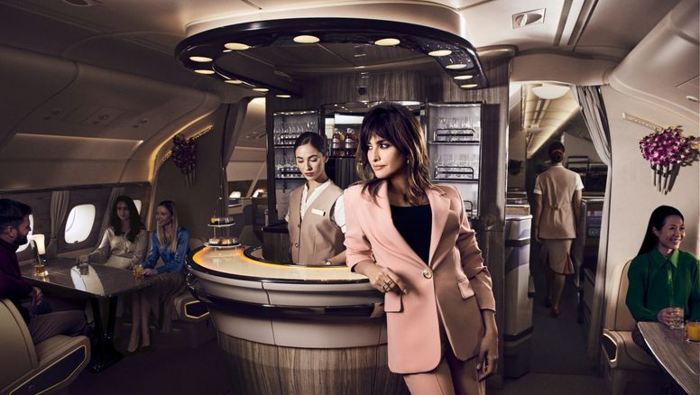 Penépole Cruz, en el Onboard Lounge de un Airbus A380 de Emirates.&nbsp;