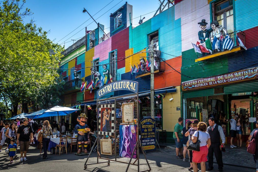 Caminito es la calle más famosa del barrio de La Boca y una de las postales más conocidas y pintorescas de Buenos Aires.