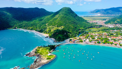Brasil destacó a Chile como el tercer mercado emisivo más importante de 2024. Imagen: Florianópolis, uno de los destinos favoritos de los pasajeros nacionales.