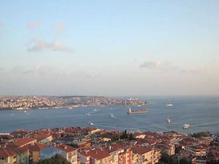 El estrecho Bósforo, en Turquía, es un importante y hermoso paso marítimo y comercial que separa Europa y Asia.