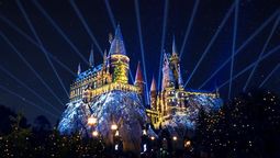 El castillo de Hogwarts, en la sección de Harry Potter, especialmente iluminado para los festejos navideños.