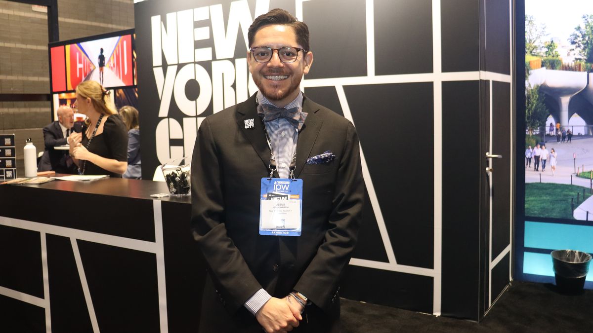 Jesús Garcia de New York City Tourism +  Conventions en IPW 2025.