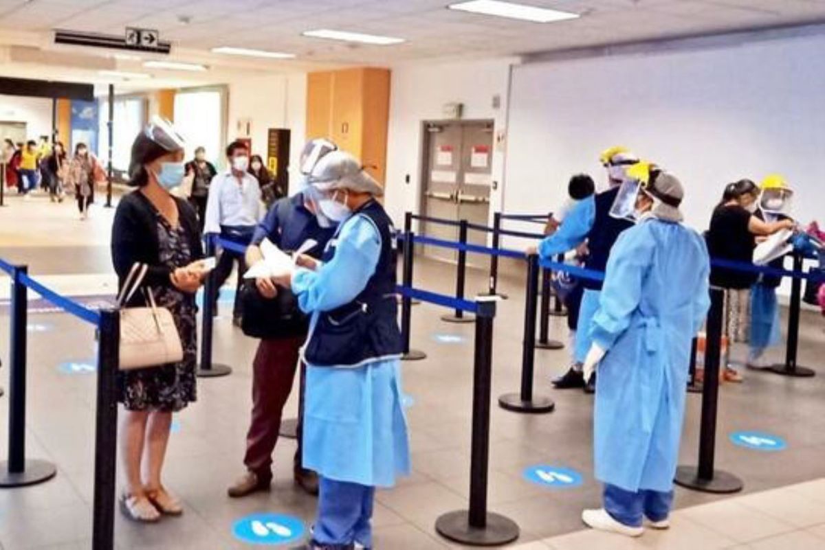 El Gobierno retiró la exigencia de la tercera dosis de la vacuna contra el Covid-19 a los turistas extranjeros no residentes en el país. - Ladevi Medios y Soluciones El Gobierno retiró la exigencia de la tercera dosis de la vacuna contra el Covid-19 a los turistas extranjeros no residentes en el país.
