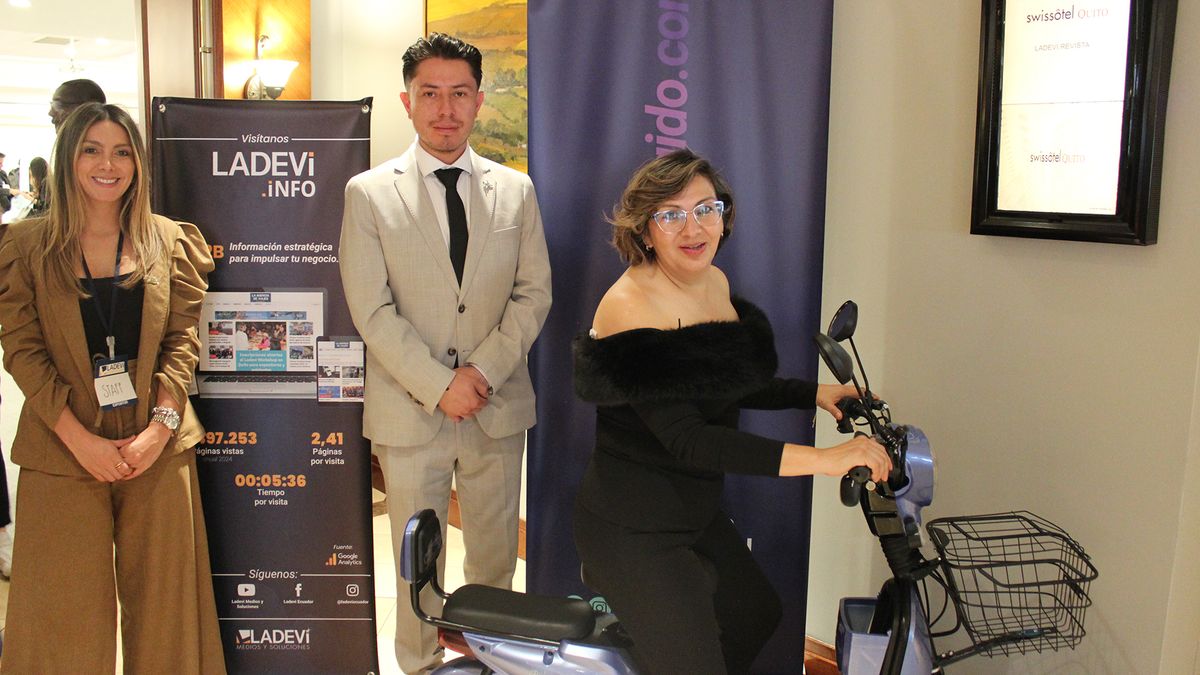 La asistencia al viajero Tu Viaje protegido sorteó una moto eléctrica entre los asistentes al Ladevi Workshop en Quito. 