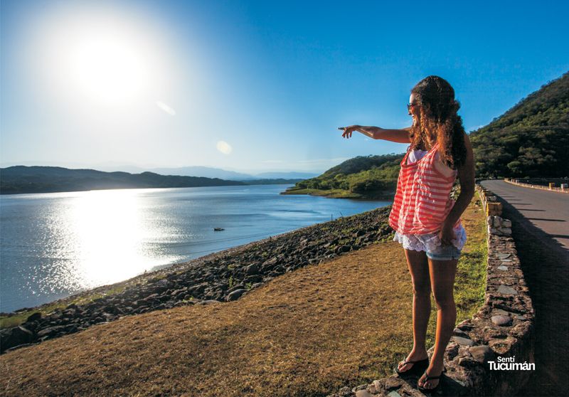 Las aguas del dique El Cadillal convocan a turistas y locales que se acercan hasta allí para descansar, practicar deportes o merendar al aire libre.