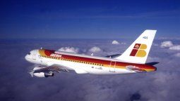 Un Airbus A319 de Iberia luciendo la vieja imagen de la compañía.