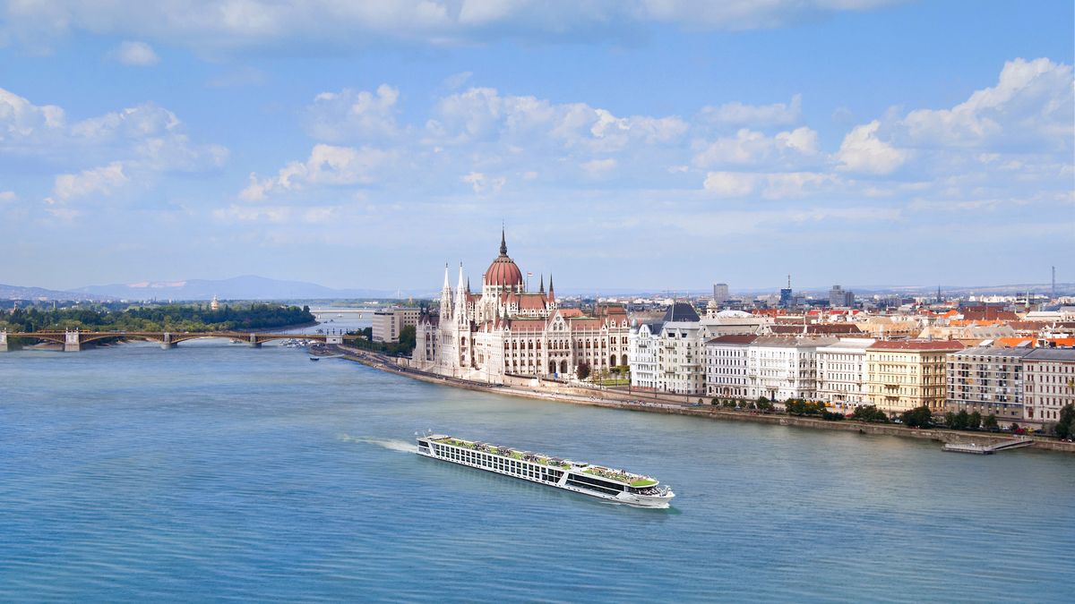 Emerald Cruises: a bordo, los pasajeros disfrutan de suites espaciosas, gastronomía refinada, excursiones inmersivas y una amplia gama de servicios incluidos.
